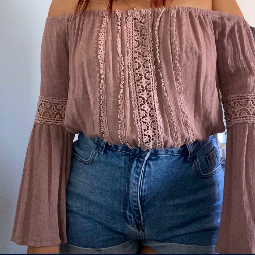 Flowy top! Super comfy, sinches on waist and elbow